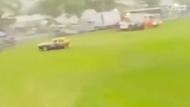 Avstraliyada yarış avtomobili tamaşaçılara çırpıldı: 9 yaralı var - ANBAAN VİDEO