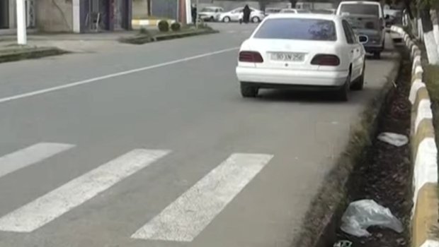 Lənkəranda yol PROBLEMİ: Piyadalar üçün təhlükəli vəziyyət yaranıb - VİDEO