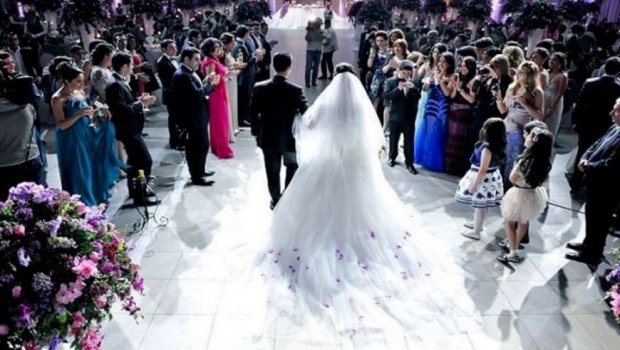 Toyda müğənni ona verilən pulu GÖTÜRMƏDİ: Elə hərəkət etdi ki... - VİDEO