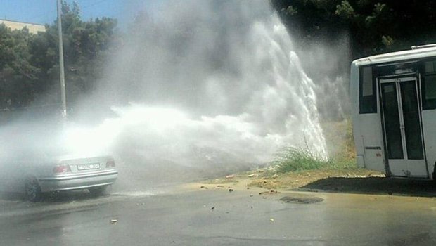 Nizami rayonunda su borusunda partladı - VİDEO