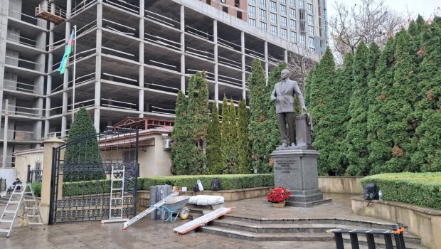 Kiyevdə Azərbaycan abidələrinin hava zərbələrindən qorunması üçün xüsusi vasitələrlə üzlənməsinə başlanıldı - FOTO/VİDEO