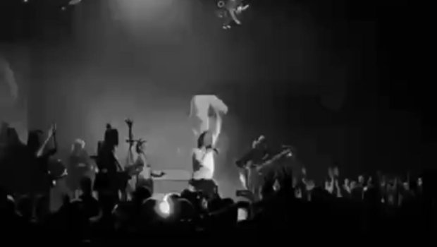 Çelik səhnədə yıxıldı - VİDEO