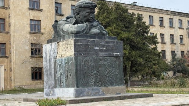 Cəfər Cabbarlının büstü restavrasiya EDİLƏCƏK