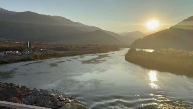 Hikmət Hacıyev Araz çayı üzərindəki Ağbənd–Kəlalə körpüsündən paylaşım etdi - VİDEO