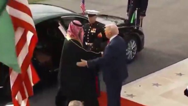 Tramp Ağ Evdə Səudiyyə Ərəbistanının vəliəhdini QƏBUL EDİR - VİDEO