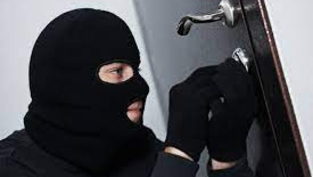 Ev sahibini hədələyib pulunu aldılar – Şəmkirdə film kimi QARƏT