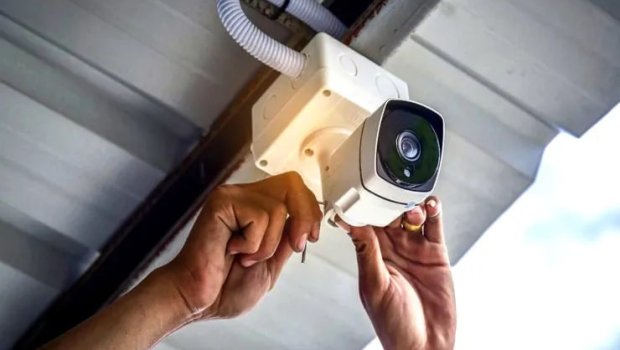 Müharibə iştirakçısı kəndə quraşdırılan kameraları qırdı