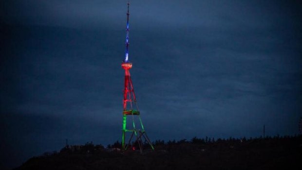 Tbilisidəki televiziya qülləsi Azərbaycan Bayrağının rəngləri ilə İŞIQLANDIRILDI - FOTO