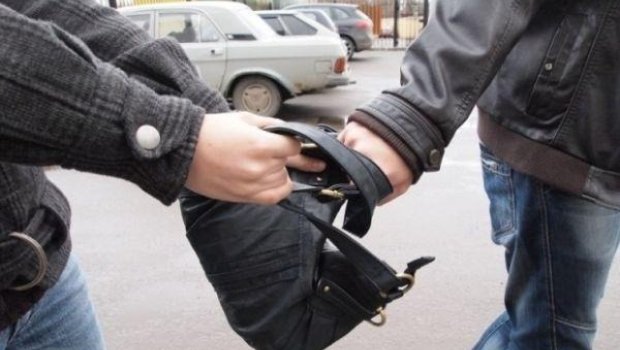 Bakıda kişini evinin qarşısında döyüb pulunu aldılar