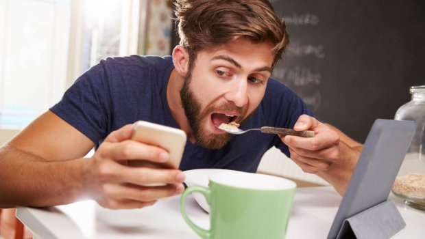 Yemək zamanı video izləmək VƏRDİŞİ &ndash; Hansı psixoloji problemlərin GÖSTƏRİCİSİDİR?