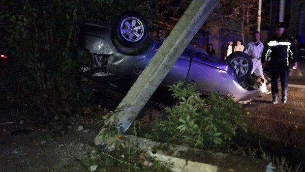 Lənkəranda yol qəzası olub, işıq dirəyi zədələnib - FOTO