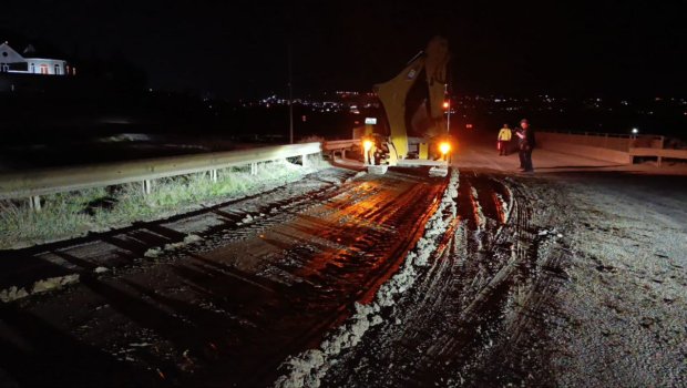 ŞOK: Sürücü betonu yola tökdü - FOTO/VİDEO