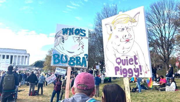 &ldquo;Sən Ukraynanı satdın!&rdquo; &mdash; Vaşinqtonda insanlar Trampa qarşı etiraza qalxdılar - FOTO