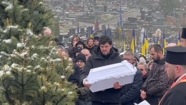 Tükürpədici kadrlar: Ata Ternopolda rusların öldürdüyü övladının tabutunu beşik kimi yellədi - FOTO/VİDEO