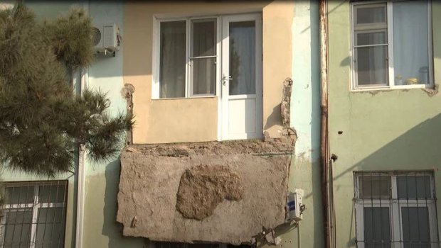 Bakıda binanın eyvanı UÇDU - Xəsarət alan var