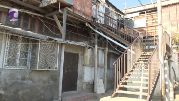 İki əsrə aid bina hər an çökə bilər &ndash; Sakinlər TƏHLÜKƏDƏ - VİDEO