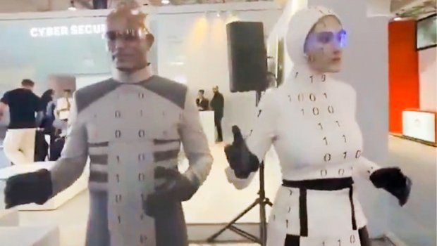 İranda bu fırıldağın üstü AÇILDI: Robotlar insan imiş &ndash; VİDEO