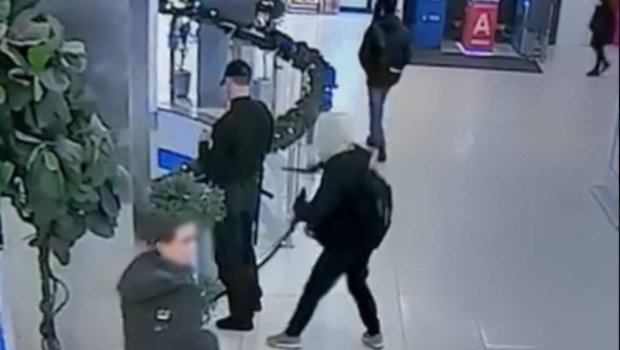 Azərbaycanlı yeniyetmə namaza görə polisi bıçaqladı - VİDEO