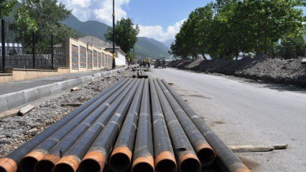 Köhnə Günəşlidə su xətləri elektrik kabellərinin üzərindən keçir?