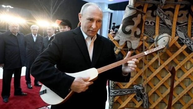 Putin komuz çaldı – VİDEO