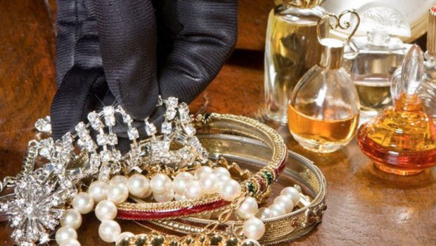 Bakıda xadimə çalışdığı evdən 5 min manatlıq qızıl oğurladı