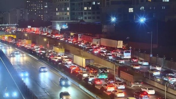 Bakıda avtomobil yükünün yola dağılması tıxac yaradıb - FOTO