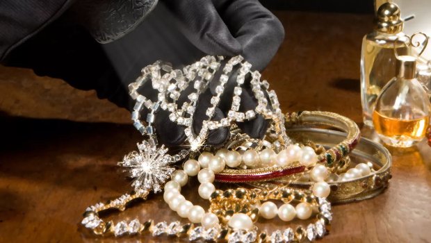 Bakıda dayə çalışdığı evdən 60 minlik qızıl OĞURLADI – FOTO/VİDEO