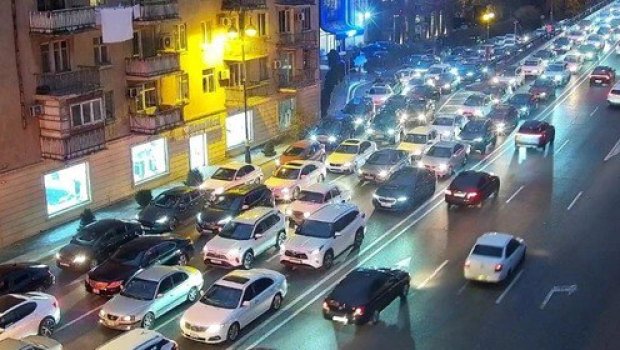 Sürücülərin DİQQƏTİNƏ: Bəzi yollarda tıxac var - FOTO