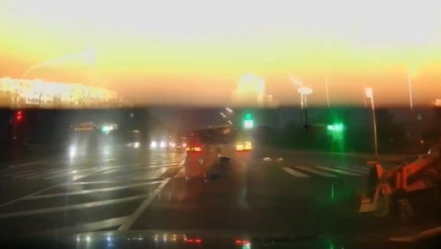 Kiyevə atılan raketin avtomobilin müşahidə kamerasına düşmə anı - VİDEO