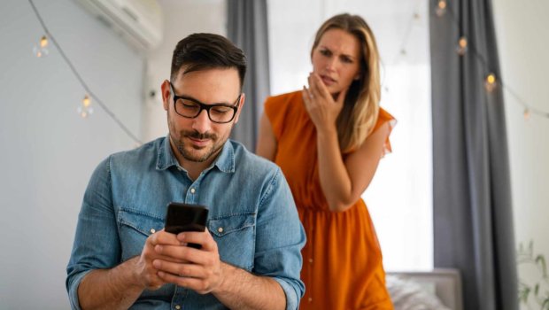 Kişilərin yad qadınların şəklini bəyənməsi boşanma üçün ƏSAS SAYILACAQ?