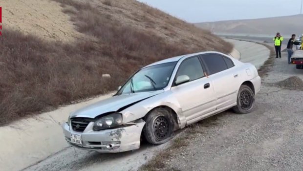 Avtomobil su kanalına aşdı - Ər-arvad xəsarət aldı - VİDEO