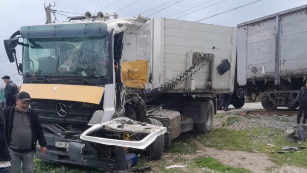 Şabranda qatar evakuatorla toqquşdu: Ağır yaralı var – FOTO