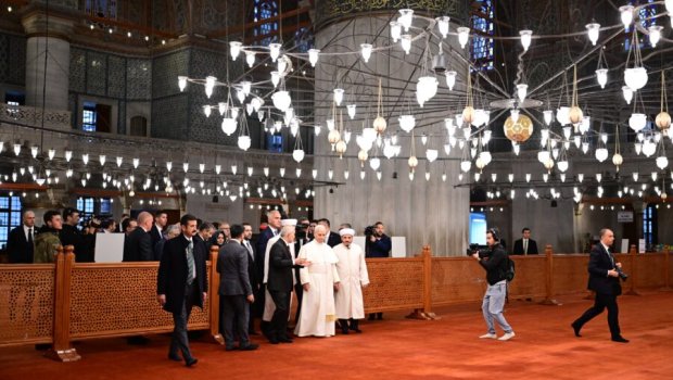 Papanın Sultan Əhməd məscidindəki hərəkəti gündəm oldu – VİDEO