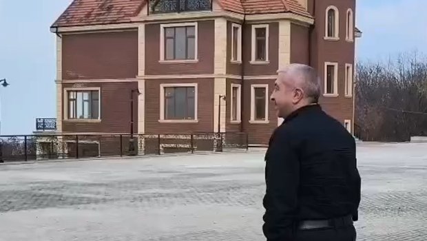 Sabiq deputat makler kimi Mehdiyevin villasına girdi – VİDEO
