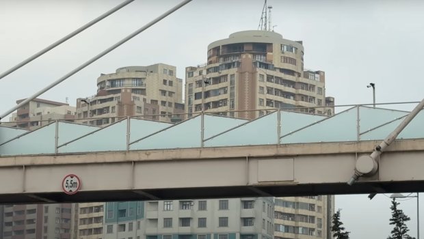 "Ayağını qoyursan, mərmərlər düşür" | "Şamaxinka”da təhlükə yaradan piyada keçidi ləğv ediləcək? - VİDEO