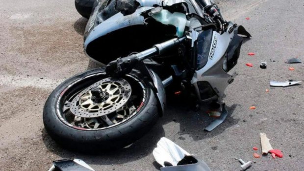 Gəncədə motosiklet yolun kənarına aşdı - Sürücü xəsarət aldı