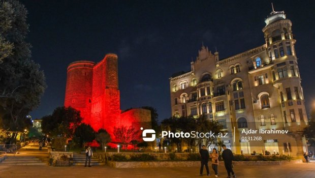 QİÇS-lə mübarizə günü ilə əlaqədar Qız Qalası qırmızı rəngdə işıqlandırıldı - FOTO