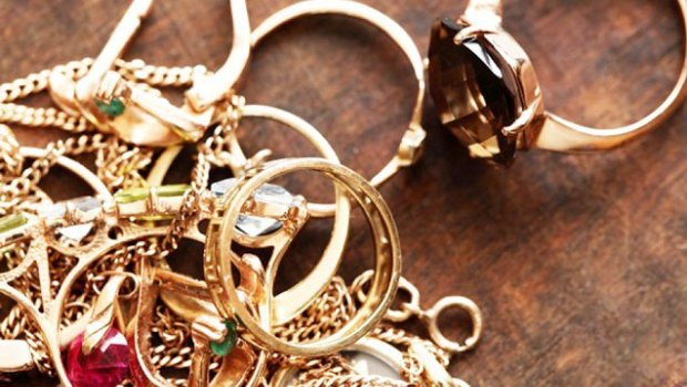 Bakıda tələbə tanımadığı evin tualetinə girdi - Qızılları oğurladı