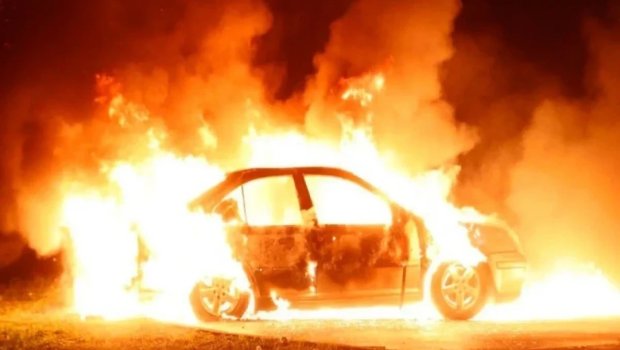 Bakıda avtomobil sürücüsü ilə birgə yandı