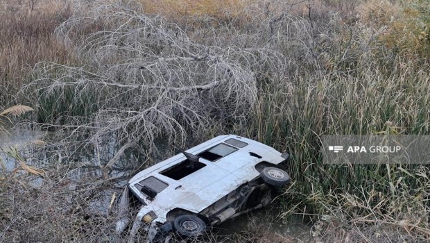 Şəmkirdə mikroavtobus su kanalına aşdı - Xəsarət alanlar var - FOTO