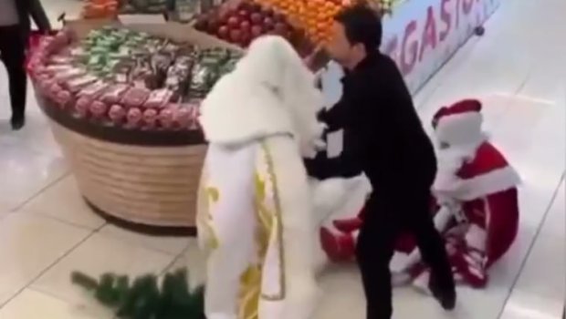 Bakıda supermarketdə Şaxta babalar arasında dava &ndash; ANBAAN VİDEO