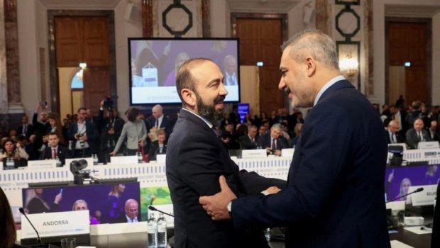 Hakan Fidan Vyanada Ararat Mirzoyanla ayaqüstü söhbət etdi