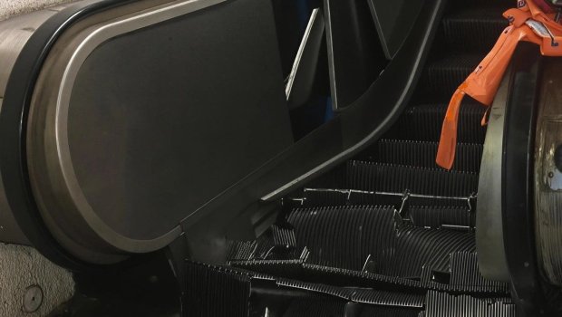 Bakıda yeraltı keçiddə eskalator QIRILDI: Xəsarət alanlar var