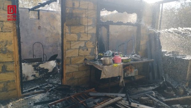 Kürdəmirdə ev yanaraq külə döndü &ndash; FOTO