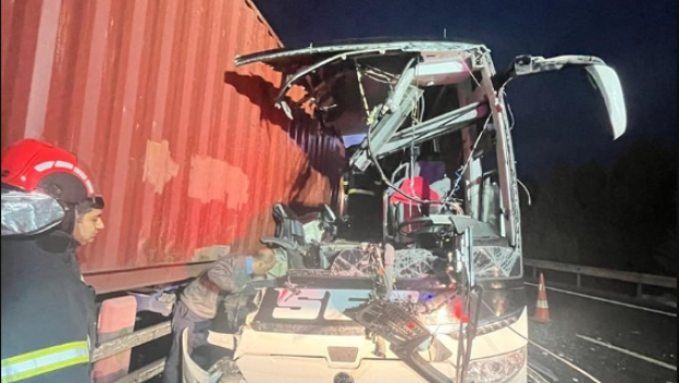 Türkiyədə avtobus TIR-a ÇIRPILDI &ndash; Ölən və yaralananlar var &ndash; VİDEO