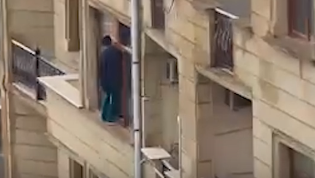 Hündürmərtəbəli binanın pəncərəsində HƏYƏCANLI ANLAR &ndash; VİDEO