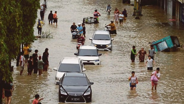 İndoneziyada təbii fəlakət qurbanlarının sayı artdı - VİDEO