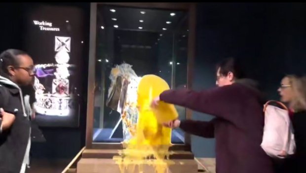 Londonda varlılara qarşı etiraz - VİDEO