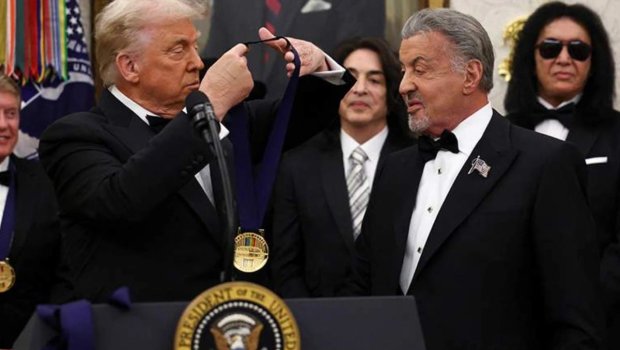 Tramp Silvestr Stalloneyə medal təqdim etdi - VİDEO