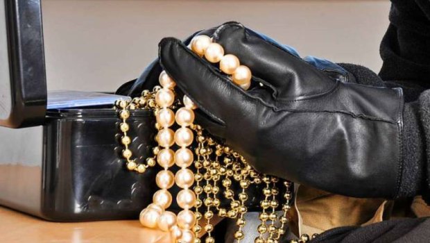 Mağazalardan qızıl və saat oğurlayan şəxslər TUTULDU